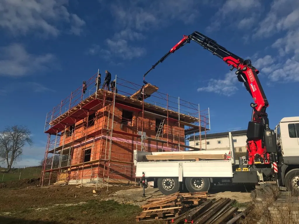 LKW mit Ladekran von Robi & Co — eigenes Gerät für Transport und Logistik am Bau